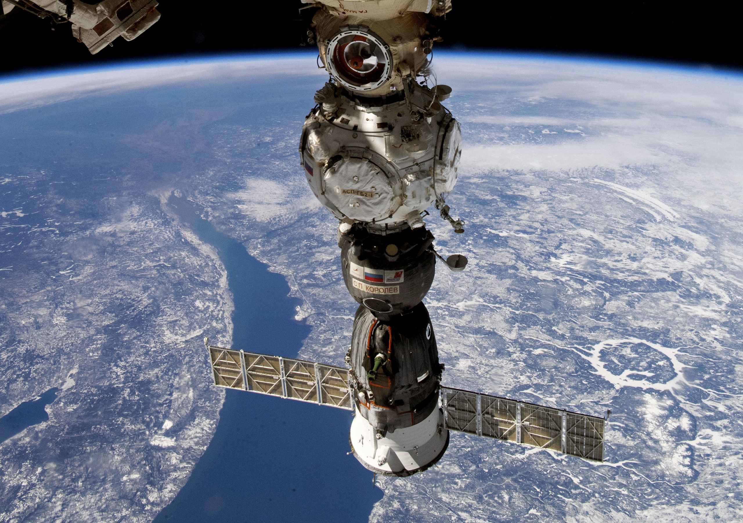 Член экипажа задержится на МКС ради белорусского космонавта