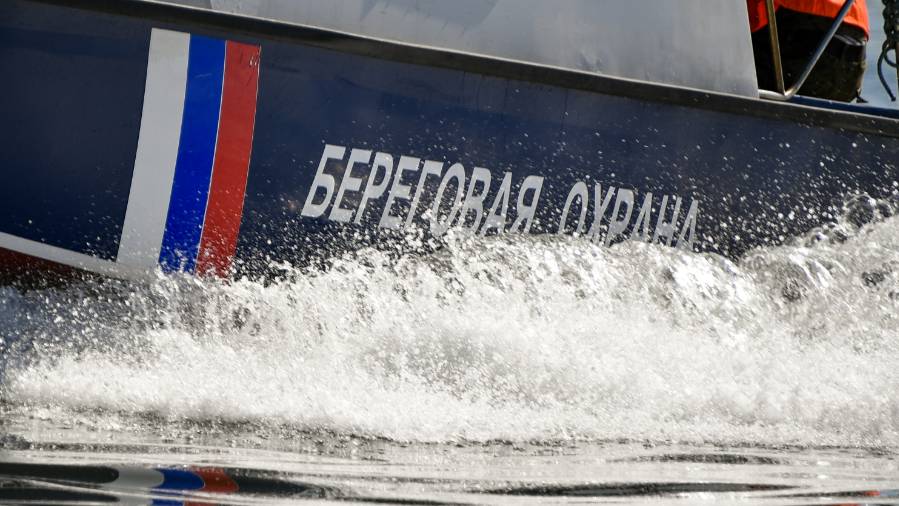 Около Владивостока загорелся рыболовный траулер, эвакуировано 13 членов экипажа