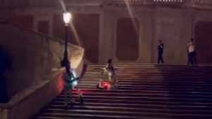 Американку оштрафовали на €25 000 за брошенный на Испанскую лестницу самокат
