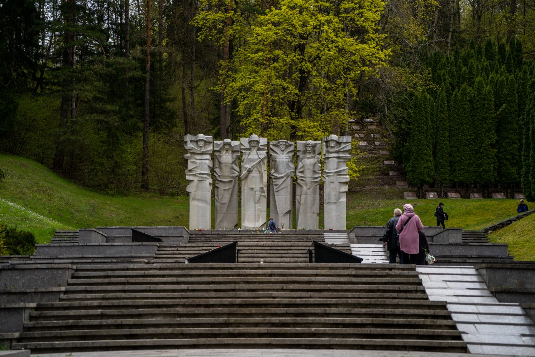 Власти Вильнюса одобрили снос мемориала на крупнейшем в Литве захоронении советских воинов