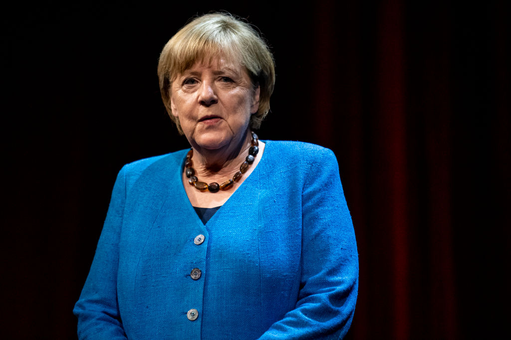 Врач сделал шокирующее предположение о причинах дрожащих рук Меркель