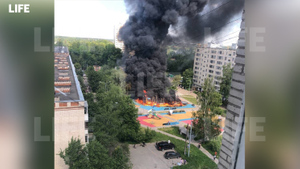 Мощный пожар охватил детскую площадку в Новой Москве