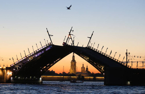 Дворцовый мост в Петербурге "исполнит классику" в честь 350-летия Петра I