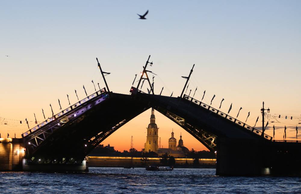 Дворцовый мост в Петербурге исполнит классику в честь 350-летия Петра I