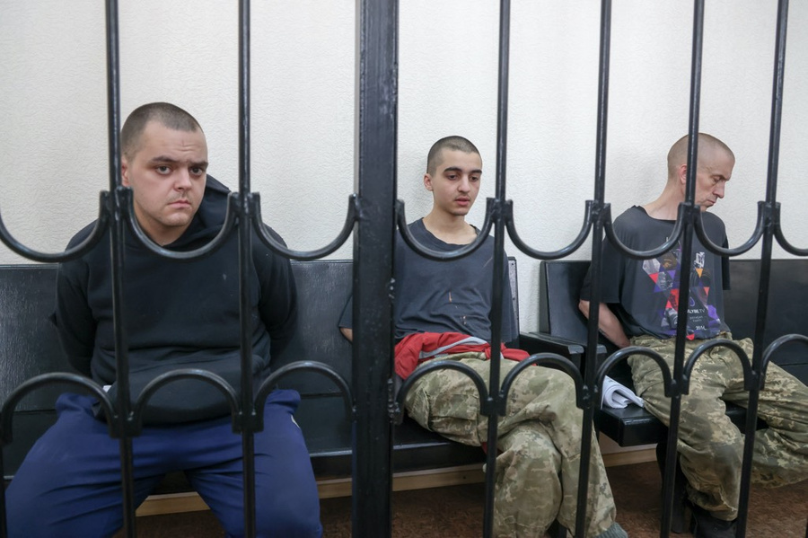 <p>Осуждённые наёмники Эйден Аслин, Саадун Брагим, Шон Пиннер. © ТАСС / Гердо Владимир</p>