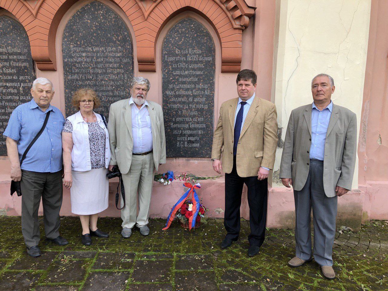 Дипломаты РФ почтили память Петра I у церкви в Вильнюсе, где он крестил прадеда Пушкина