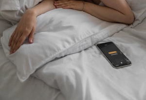 IT-эксперт объяснила опасность сна с заряжающимся смартфоном под подушкой