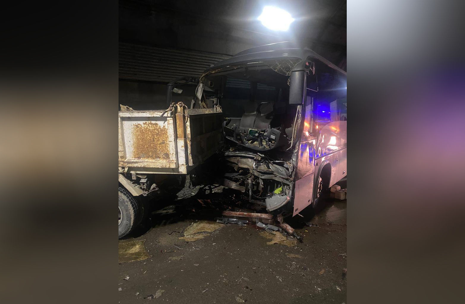 20 человек пострадали в ДТП с экскурсионным автобусом и грузовиком в Сочи