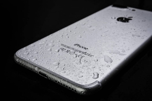 Эксперт раскрыл, почему сушить намоченный телефон в рисе — плохая идея