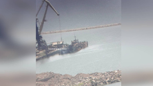 В порту Бердянска подняли затопленный после обстрела ВСУ корабль "Саратов"