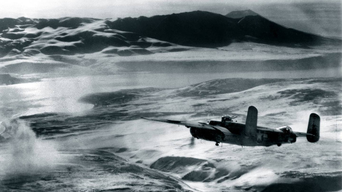 Американский бомбардировщик Б-25 приближается к Курильским островам. Фото © US Army Air Force