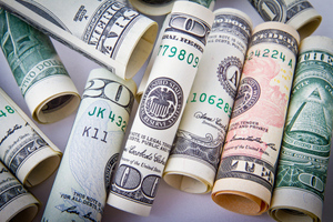 Курс доллара на Мосбирже впервые с 21 июня превысил 55 рублей