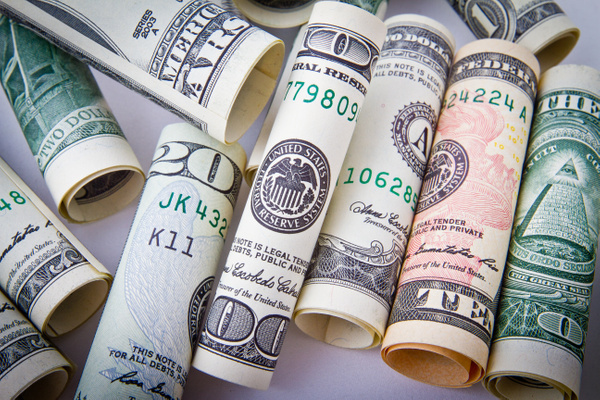 Курс доллара на Мосбирже впервые с 21 июня превысил 55 рублей