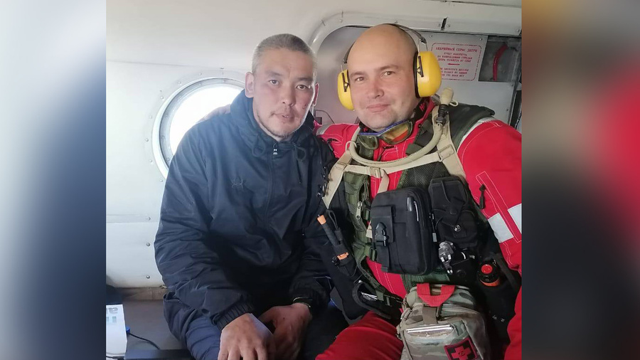 Выживший Павел Кривошапкин (слева) со спасателем. Обложка Telegram / Айсен Николаев