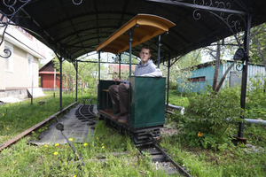Рельсы от смородины до бани: Петербургский студент построил трамвайную линию прямо на дачном участке