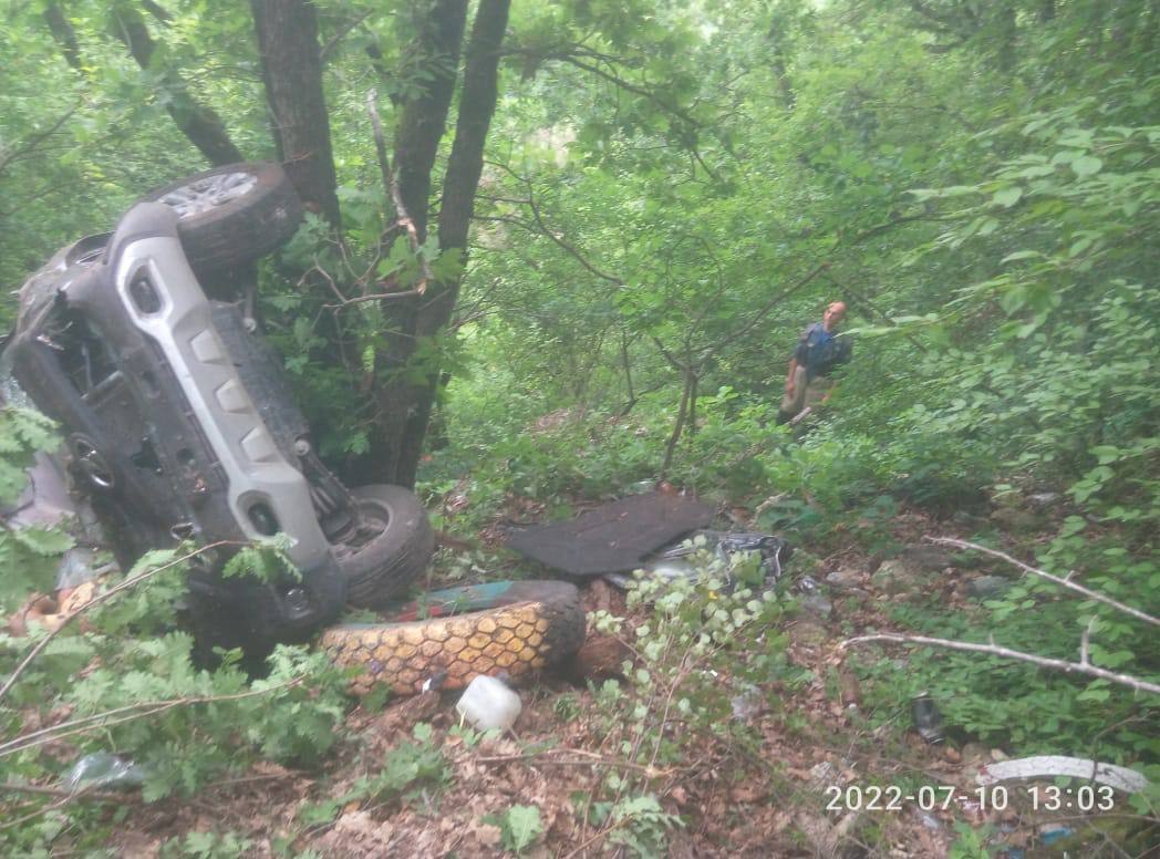 Упавшая со скалы Chevrolet Niva. Фото © Telegram / МВД Крым