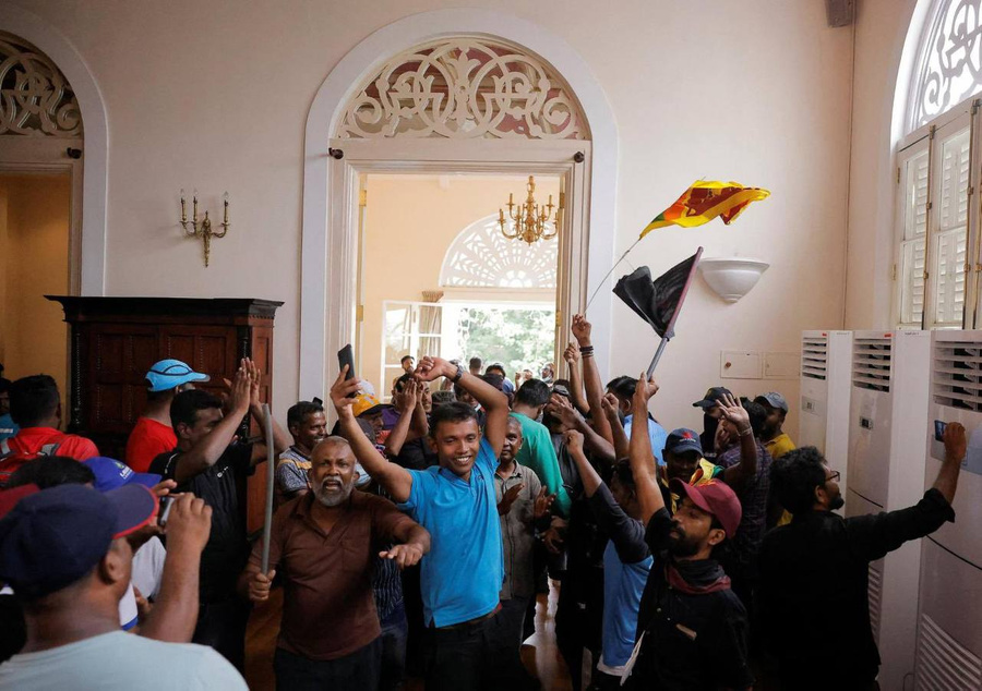 Протестующие в Шри-Ланке заняли резидению президента страны Готабаи Раджапаксы. Фото © Twitter / karl #MarcosMamamatayTao