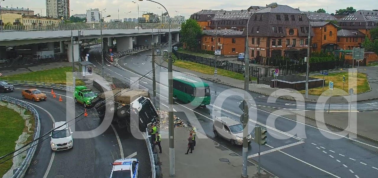 В Москве мусоровоз опрокинулся на тротуар и засыпал дорогу отходами