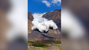 Ужасающая красота: Турист снял на видео, как его поглотил огромный ледник в горах Киргизии