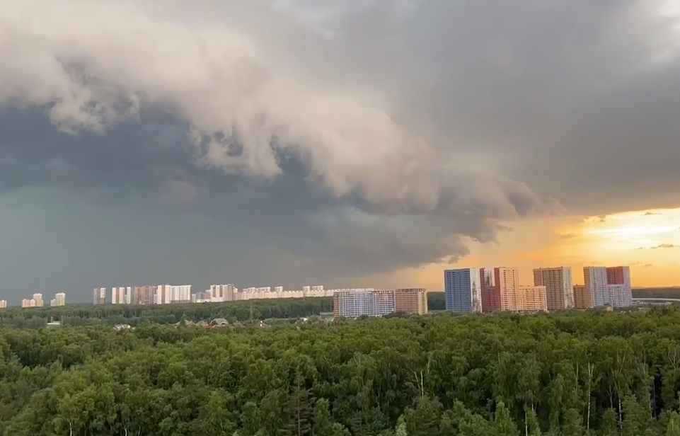 Погодный апокалипсис: Москву накрыл мощный ураган с ливнем, молнией и грозой