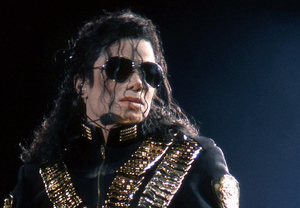 Три хита Майкла Джексона удалили с платформ из-за слухов, что их спел не он