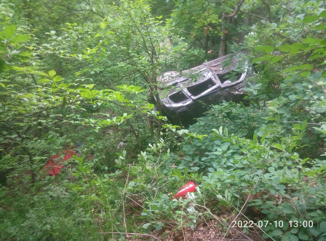 Упавшая со скалы Chevrolet Niva. Фото © Telegram / МВД Крым