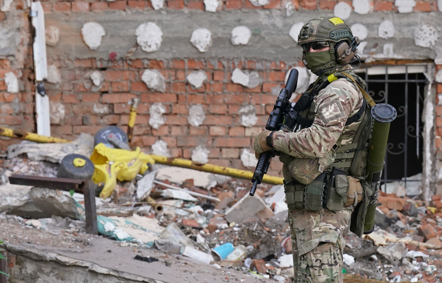 <p>Украинский солдат на фоне повреждённого бомбой здания. Обложка © Getty Images / Niall Carson / PA Images</p>