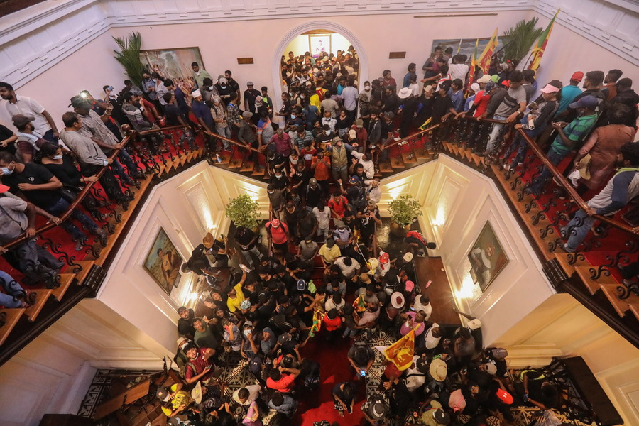 <p>Протестующие в Шри-Ланке в здании резиденции президента. Фото © EPA / ТАСС</p>