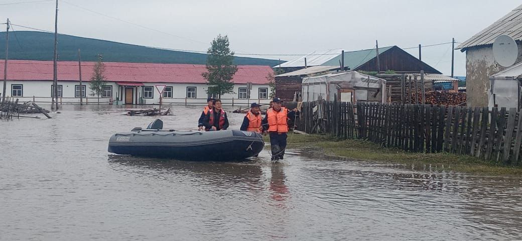 Спасатели эвакуируют пострадавших из села Суордах. Фото © Telegram / Якутия. Оперштаб