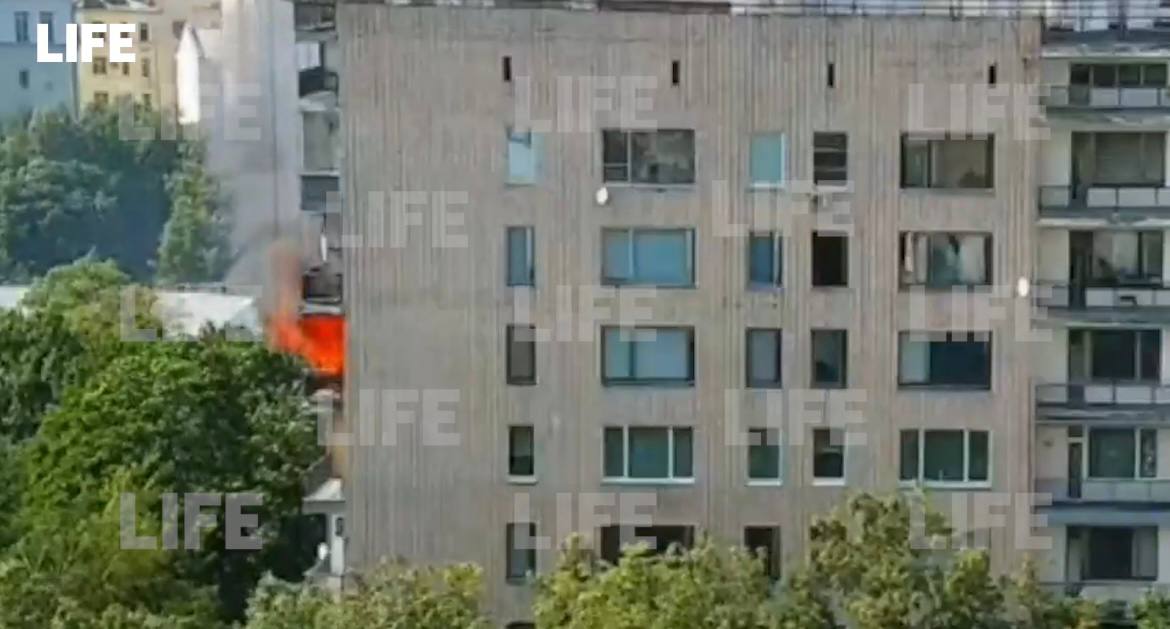 Лайф публикует видео пожара в доме в центре Москвы, где жил маршал Георгий Жуков