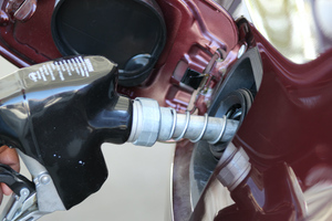 Российские АЗС могут резко уронить цены на бензин. Но это случится не завтра