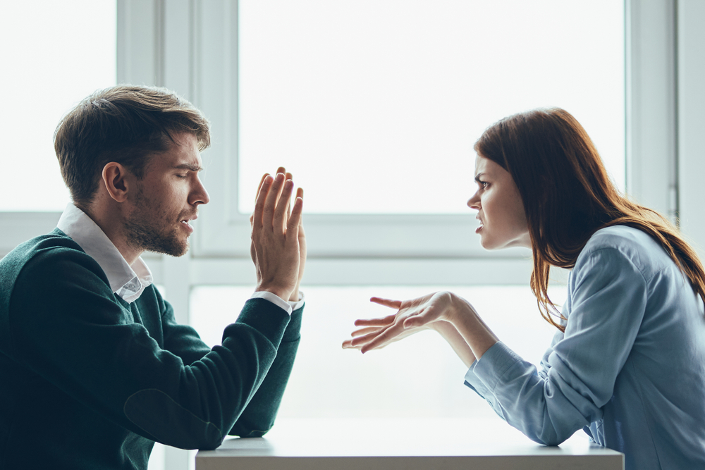 Не стоит прощать, если мужчина постоянно оскорбляет вас, в особенности если это происходит прилюдно. Фото © Shutterstock