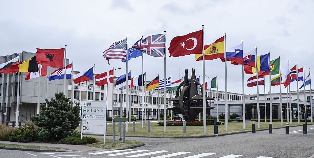 Флаги стран-членов видны перед штаб-квартирой НАТО. Фото © Getty Images / Dursun Aydemir / Anadolu Agency