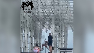 Девушки устроили танцы на пилоне на арт-объекте "Ротонда памяти и славы" в Красноярске