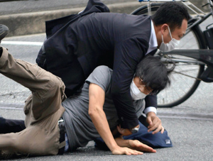 Убийца экс-премьера Японии готовил нападение с прошлого года