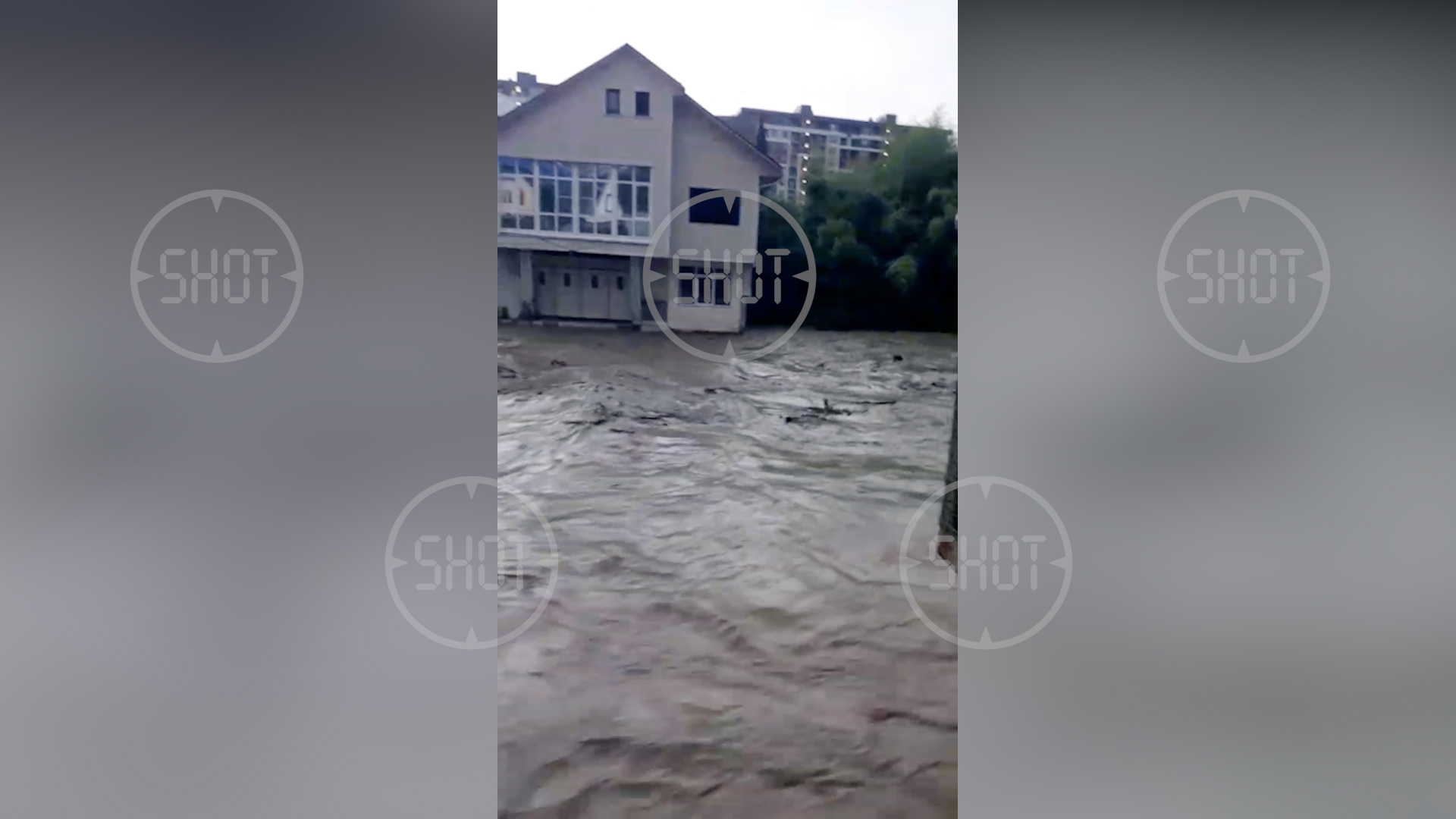 Лайф публикует видео разрушительного наводнения в Сочи