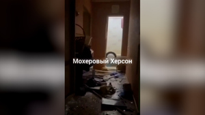 "Двери вылетели, всё разбито": Жительница Новой Каховки показала разрушенную квартиру после обстрела ВСУ