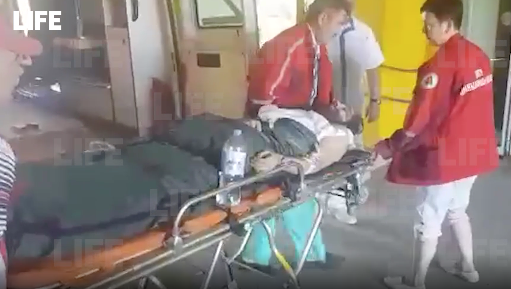 Лайф публикует видео с горняком, который провёл под завалами в Кузбассе шесть дней и выжил