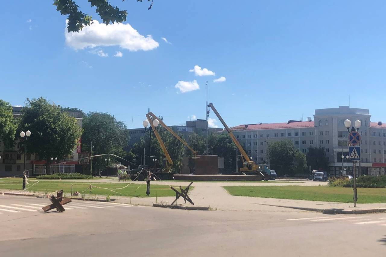 В Херсоне окончательно демонтируют памятник участникам Евромайдана