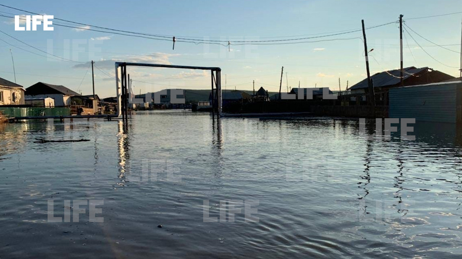 Затопленный в Якутии Верхоянск. Фото с места происшествия в редакцию Лайфа прислал гражданский журналист через приложение LiveCorr (доступно на Android и iOS)