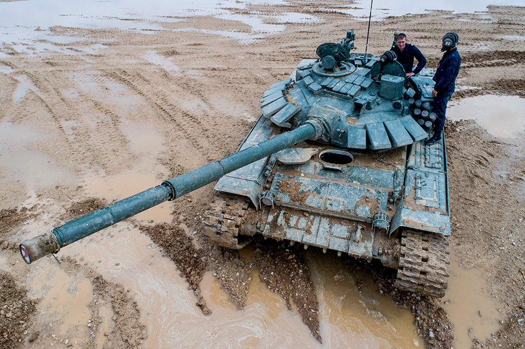 Военнослужащие на танке Т-72Б3. Фото © ТАСС / Сергей Бобылев