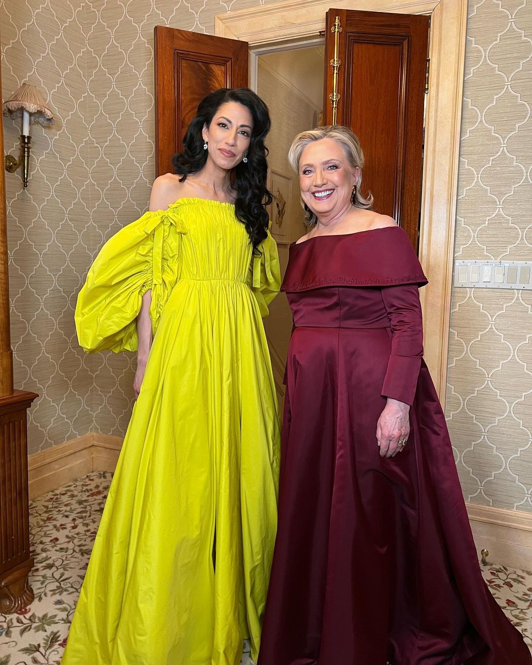 Хума Абедин и Хилари Клинтон в вечер Met Gala. Фото © Instagram (запрещён на территории Российской Федерации) / humaabedin