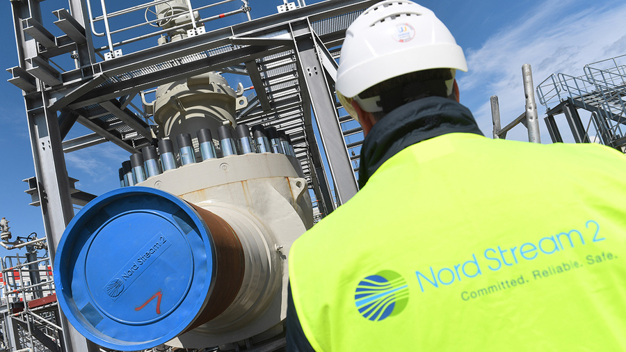 Рабочий стоит на строительной площадке газопровода "Северный поток — 2". Фото © Getty Images / Stefan Sauer / picture alliance