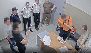 Появилось видео задержания грузчика Шереметьево с украденным у пассажиров 21 млн за пазухой