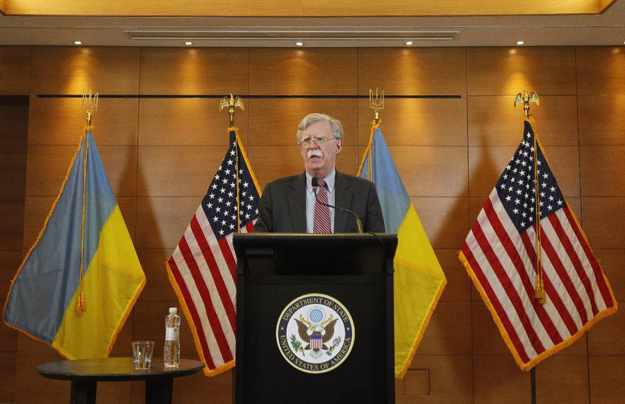 Помощник президента США по национальной безопасности Джон Болтон выступает на пресс-конференции в Киеве. Фото © ТАСС / ZUMA