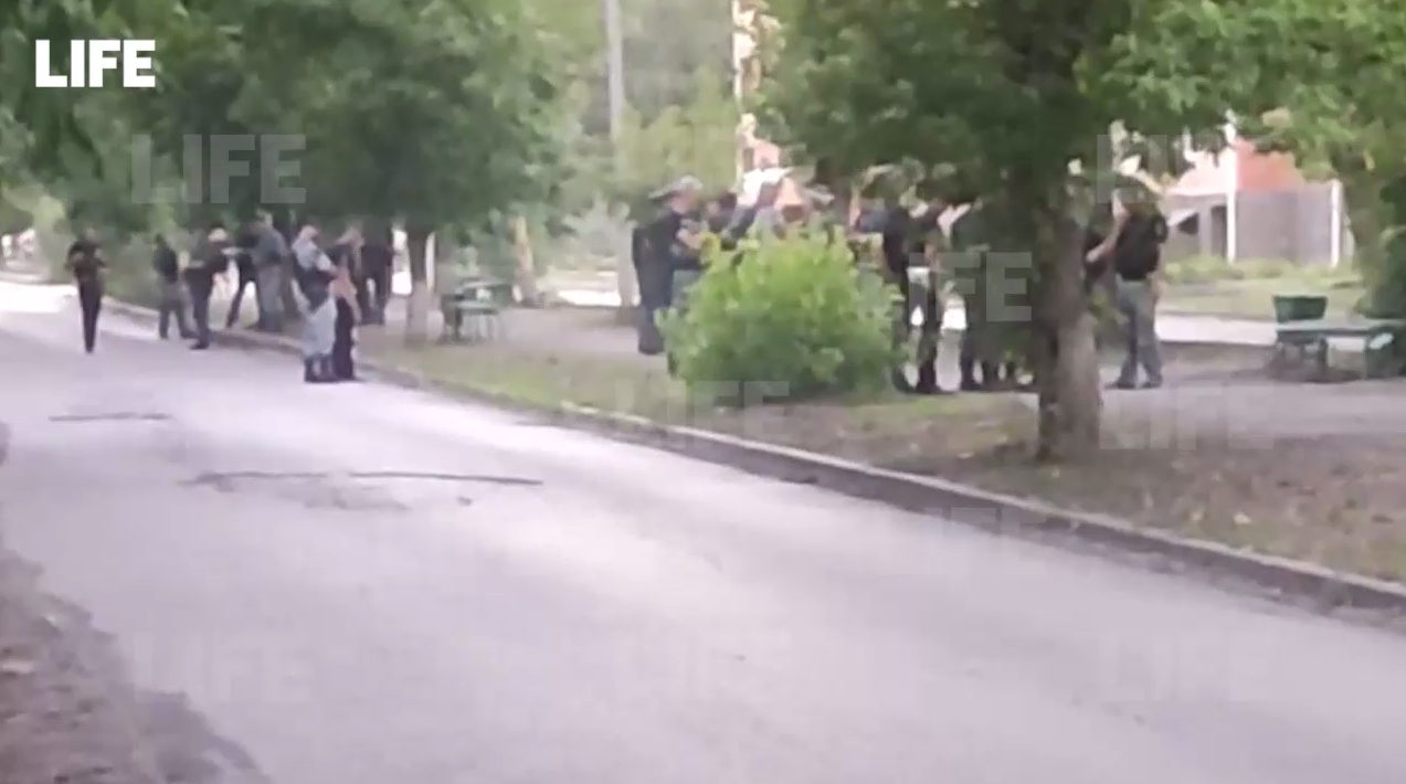 Оцепление и десятки полицейских: Появилось первое видео с места убийства семьи из четырёх человек в Ростовской области