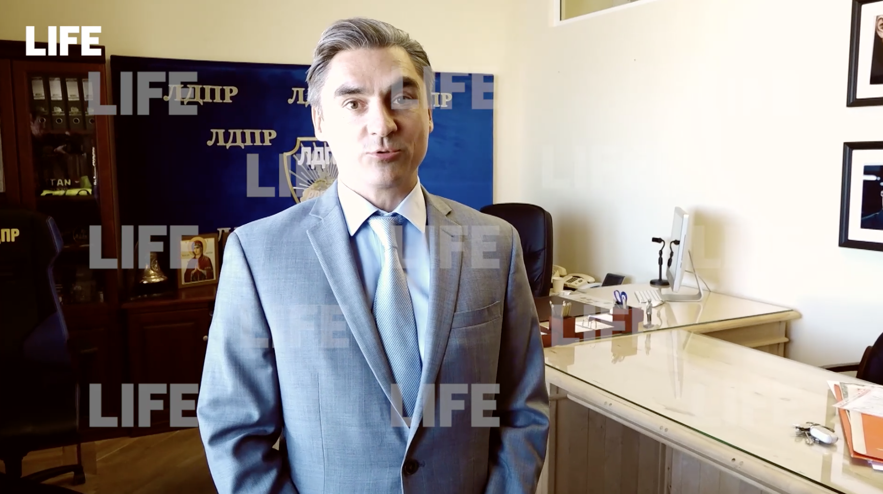 Депутат Свинцов раскрыл Лайфу тайну своих странно вращающихся глаз