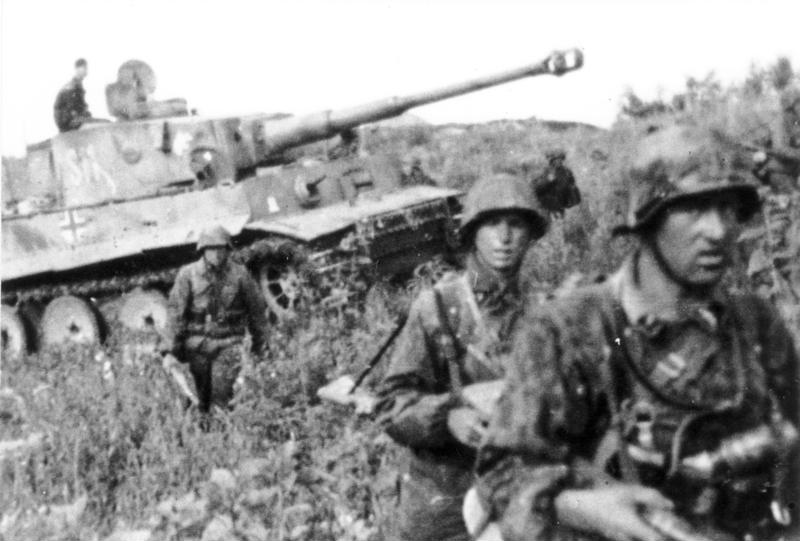 Солдаты дивизии СС "Дас Райх" перед Panzer VI Tiger I. Фото © Wikipedia