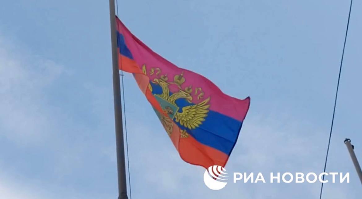 Над администрацией Купянска Харьковской области подняли флаг с двуглавым орлом
