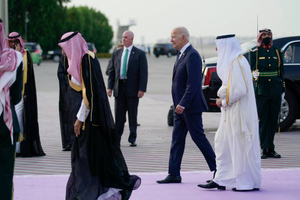 Без салютов, всадников и танцев с саблями: Политолог объяснил разницу в приёме Путина и Байдена саудитами